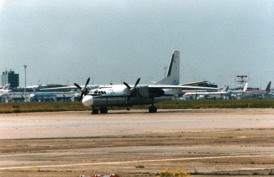 Antonov 24 schiphol Oost.jpg